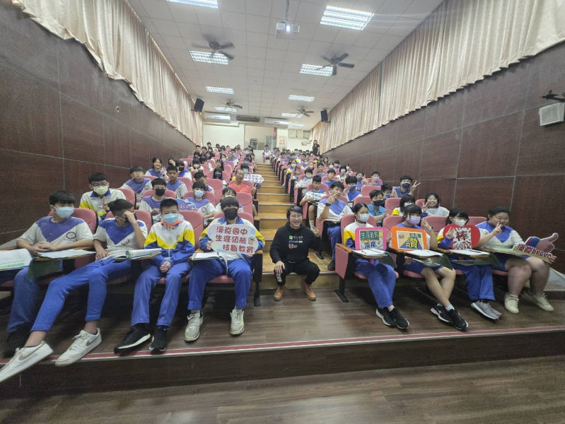 黃偵玲與學生大合照