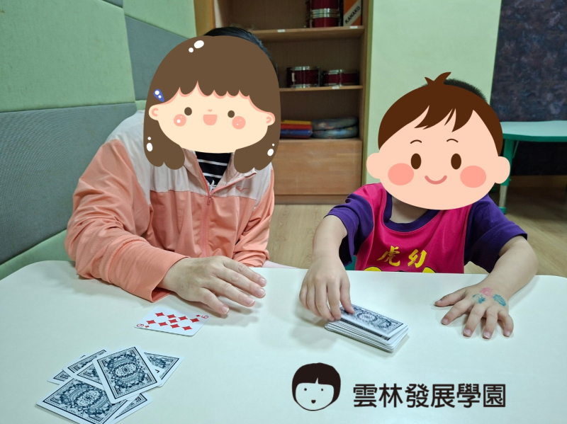 老師陪伴孩子玩卡牌遊戲