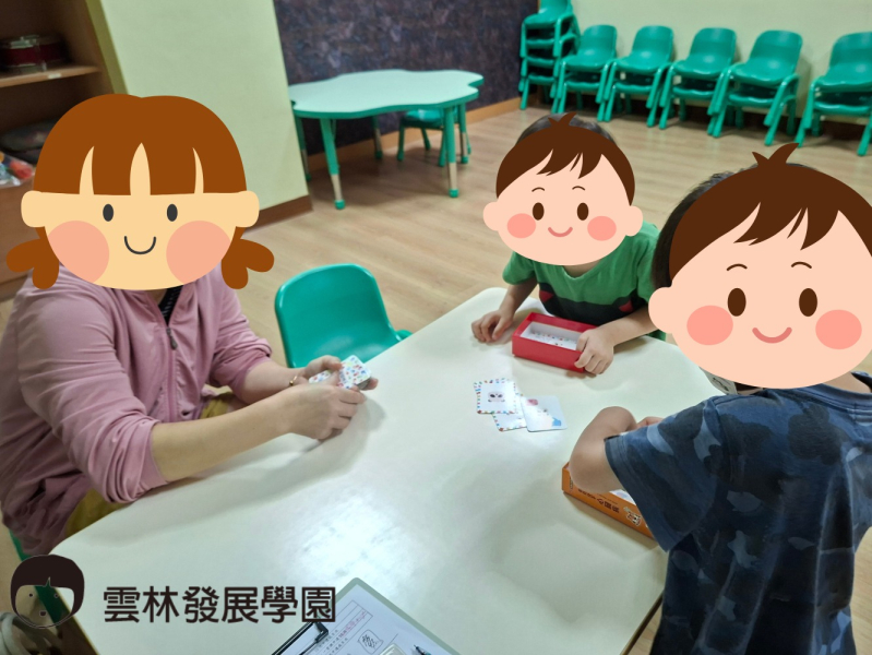 孩子們一起玩桌遊