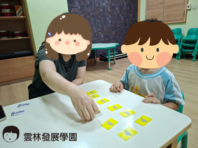孩子們一起玩桌遊